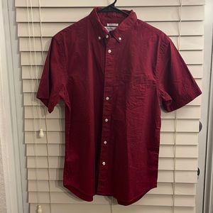 Men’s short sleeve button down shirt, dark red, sprinkled dots pattern